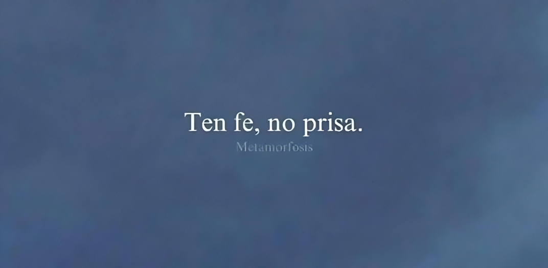 Un tablero con la frase 'Ten fe y no paciencia, metamorfosis'.